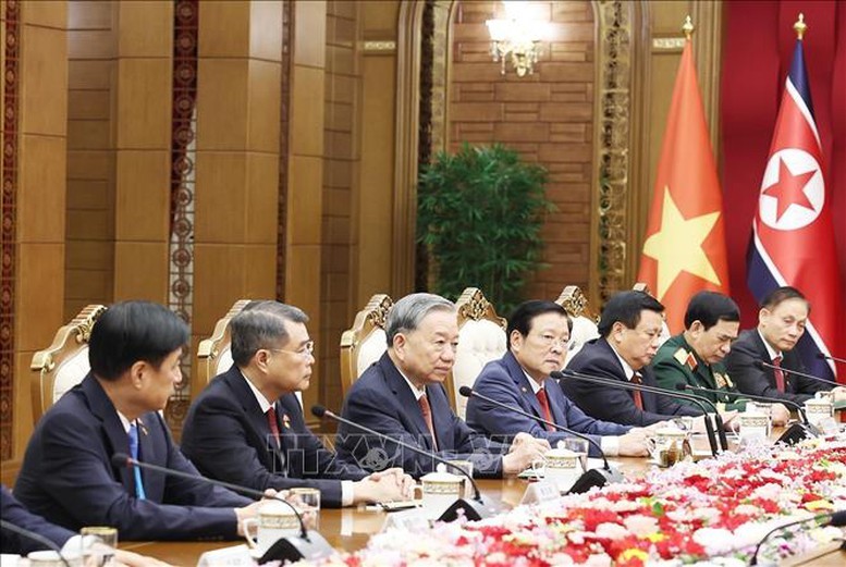 Tổng Bí thư Tô Lâm và Đoàn cấp cao Việt Nam tại cuộc hội đàm với Tổng Bí thư, Chủ tịch Quốc vụ CHDCND Triều Tiên Kim Jong Un