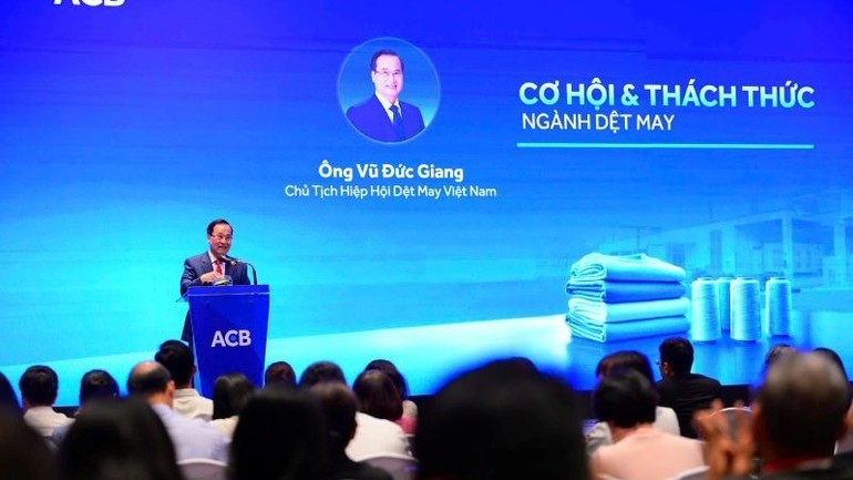 Ông Vũ Đức Giang, Chủ tịch Hiệp hội Dệt may Việt Nam, phát biểu. Ông Vũ Đức Giang, Chủ tịch Hiệp hội Dệt may Việt Nam, phát biểu.
