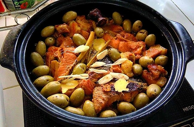 Thưởng thức trám om kho cá với cơm trắng nóng hổi trong tiết trời se lạnh mới cảm nhận hết được sự tinh túy của nó. Thưởng thức trám om kho cá với cơm trắng nóng hổi trong tiết trời se lạnh mới cảm nhận hết được sự tinh túy của nó.