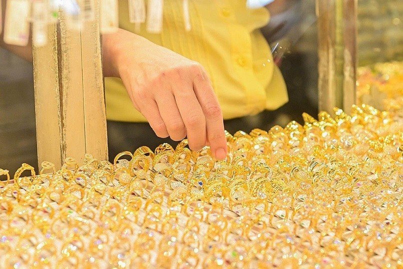 Đáng chú ý, từ ngày 10/10, theo Nghị định 232/2025/NĐ-CP, mọi giao dịch mua bán vàng có giá trị từ 20 triệu đồng trở lên phải thực hiện qua tài khoản ngân hàng. Đáng chú ý, từ ngày 10/10, theo Nghị định 232/2025/NĐ-CP, mọi giao dịch mua bán vàng có giá trị từ 20 triệu đồng trở lên phải thực hiện qua tài khoản ngân hàng.