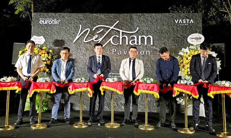 Nghi lễ cắt băng khai mạc