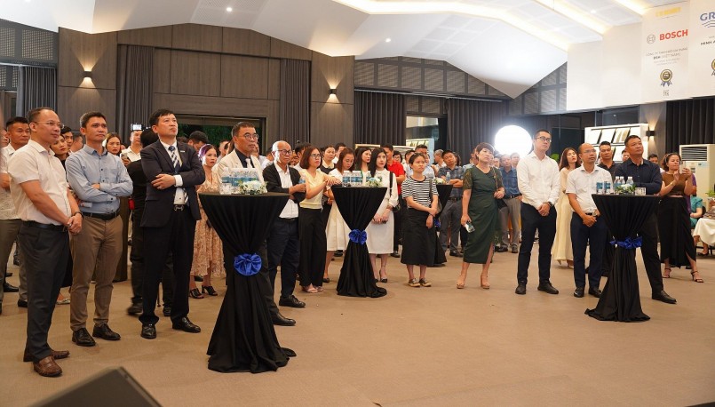 Giới chuyên môn quan tâm các tính năng nổi trội của gạch ốp lát Eurotile và đá nung kết Vasta Stone. Giới chuyên môn quan tâm các tính năng nổi trội của gạch ốp lát Eurotile và đá nung kết Vasta Stone.