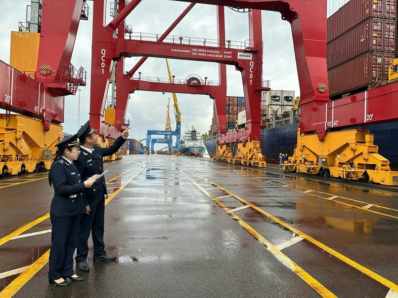 Hệ thống logistics và hạ tầng hỗ trợ xuất khẩu của Việt Nam còn nhiều bất cập, trở thành một trong những “điểm nghẽn” lớn cản trở nâng cao năng lực cạnh tranh quốc gia. . Ảnh: T.H Hệ thống logistics và hạ tầng hỗ trợ xuất khẩu của Việt Nam còn nhiều bất cập, trở thành một trong những “điểm nghẽn” lớn cản trở nâng cao năng lực cạnh tranh quốc gia. . Ảnh: T.H