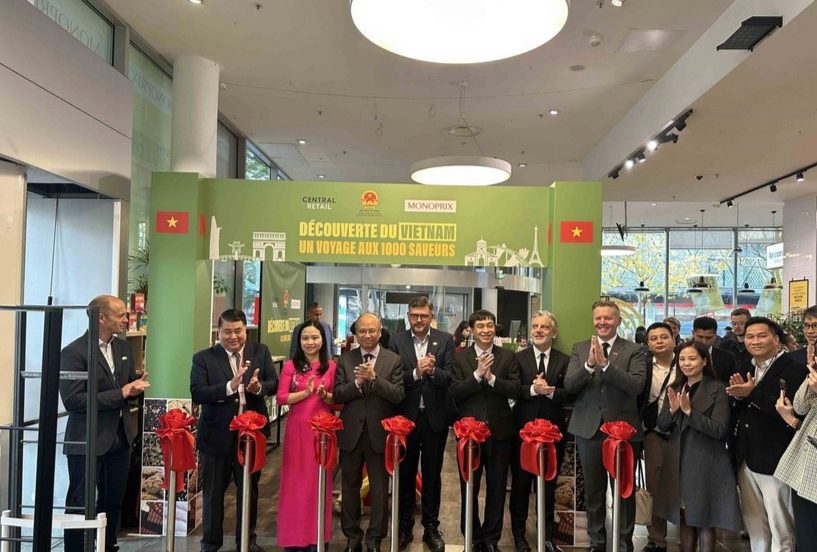 Lễ cắt băng khai trương tuần hàng Việt Nam tại Trung tâm thương mại Monoprix Baugrenelle tại thủ đô Paris, Pháp. (Ảnh: Ngọc Hiệp/TTXVN)
