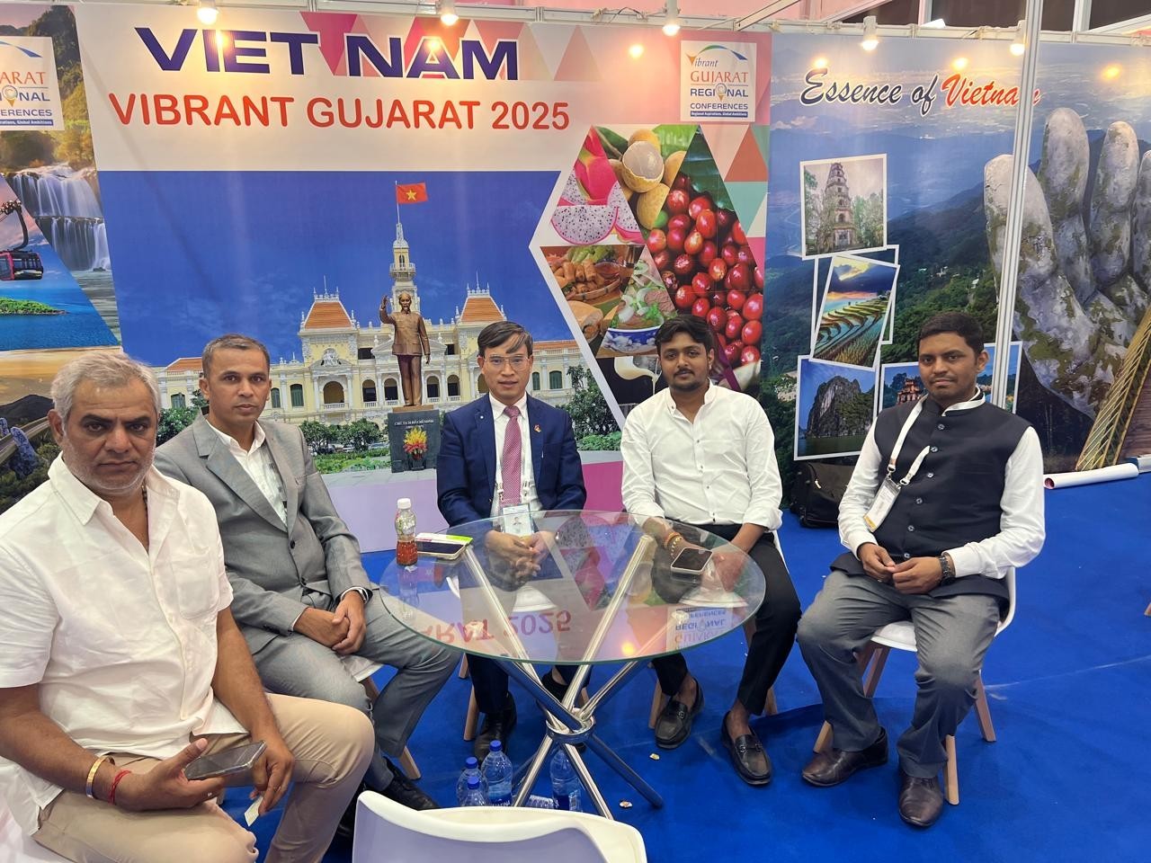 Tham tán Thương mại Bùi Trung Thướng cùng các doanh nghiệp tại Gujarat Tham tán Thương mại Bùi Trung Thướng cùng các doanh nghiệp tại Gujarat