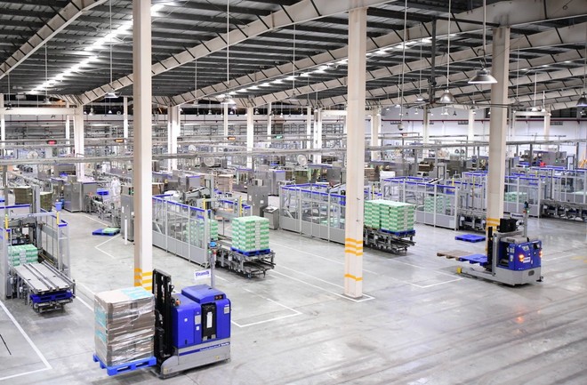 Vinamilk đã khánh thành hai “siêu nhà máy” hiện đại bậc nhất khu vực vào năm 2013 - cột mốc quan trọng đưa ngành sữa Việt Nam vươn tầm thế giới, khẳng định năng lực sản xuất và tiêu chuẩn công nghệ quốc tế. Vinamilk đã khánh thành hai “siêu nhà máy” hiện đại bậc nhất khu vực vào năm 2013 - cột mốc quan trọng đưa ngành sữa Việt Nam vươn tầm thế giới, khẳng định năng lực sản xuất và tiêu chuẩn công nghệ quốc tế.