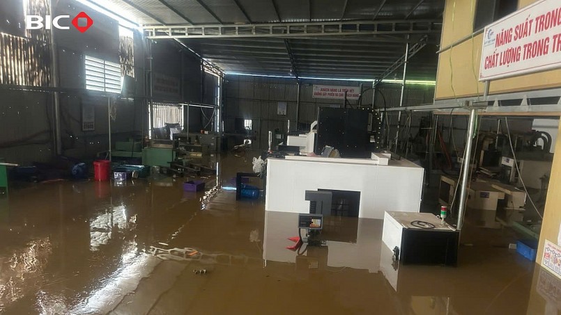 BIC vượt khó hỗ trợ khách hàng khi nước vẫn ngập cao (hình ảnh tại Thái Nguyên). BIC vượt khó hỗ trợ khách hàng khi nước vẫn ngập cao (hình ảnh tại Thái Nguyên).