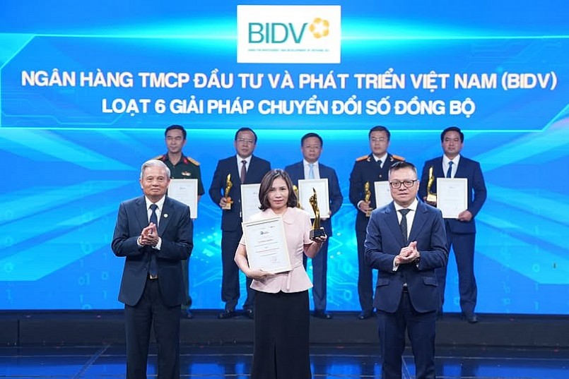 Bà Bùi Thị Vân Trang - Phó Giám đốc Trung tâm Phát triển Ngân hàng số - đại diện BIDV nhận giải thưởng. Bà Bùi Thị Vân Trang - Phó Giám đốc Trung tâm Phát triển Ngân hàng số - đại diện BIDV nhận giải thưởng.