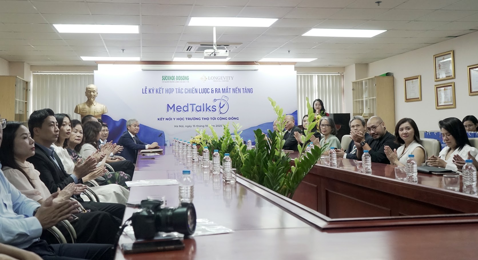 Báo Sức khỏe & Đời sống và Longevity Medical Center ký kết hợp tác chiến lược, ra mắt nền tảng Medtalks - nền tảng truyền thông về y học trường thọ Báo Sức khỏe & Đời sống và Longevity Medical Center ký kết hợp tác chiến lược, ra mắt nền tảng Medtalks - nền tảng truyền thông về y học trường thọ