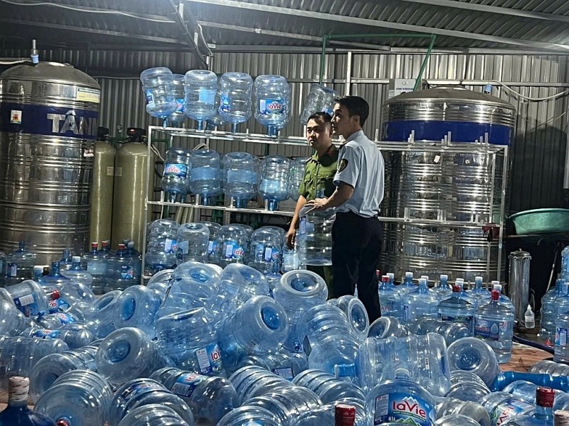 Xưởng sản xuất nước của Lê Văn Viết. Ảnh: Công an TP Hà Nội. Xưởng sản xuất nước của Lê Văn Viết. Ảnh: Công an TP Hà Nội.