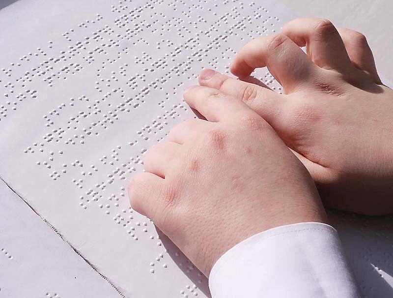 Chia sẻ tại tọa đàm, ông Đinh Thanh Tùng, Chủ tịch thường trực Hội người mù Việt Nam, cũng nói lên những khó khăn mà trẻ khiếm thị phải đối mặt trong quá trình học tập và hòa nhập, dù các em rất thông minh và nhanh nhẹn. Chia sẻ tại tọa đàm, ông Đinh Thanh Tùng, Chủ tịch thường trực Hội người mù Việt Nam, cũng nói lên những khó khăn mà trẻ khiếm thị phải đối mặt trong quá trình học tập và hòa nhập, dù các em rất thông minh và nhanh nhẹn.