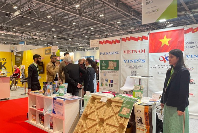 Gian hàng Việt Nam trưng bày pallet gỗ đúc, một sản phẩm rất mới trên thị trường sản xuất hoàn toàn từ gỗ tái chế. (Ảnh: Minh Hợp/TTXVN) Gian hàng Việt Nam trưng bày pallet gỗ đúc, một sản phẩm rất mới trên thị trường sản xuất hoàn toàn từ gỗ tái chế. (Ảnh: Minh Hợp/TTXVN)