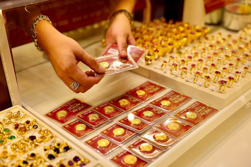 Bước vào phiên giao dịch sáng 18/10, các thương hiệu vàng lớn trong nước đồng loạt điều chỉnh tăng giá ở mức kỷ lục, từ 3 đến hơn 5 triệu đồng/lượng so với ngày hôm qua. Bước vào phiên giao dịch sáng 18/10, các thương hiệu vàng lớn trong nước đồng loạt điều chỉnh tăng giá ở mức kỷ lục, từ 3 đến hơn 5 triệu đồng/lượng so với ngày hôm qua.