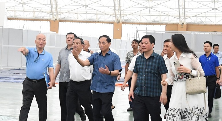 Phó Thủ tướng đi kiểm tra tiến độ Hội chợ - Ảnh: VGP Phó Thủ tướng đi kiểm tra tiến độ Hội chợ - Ảnh: VGP