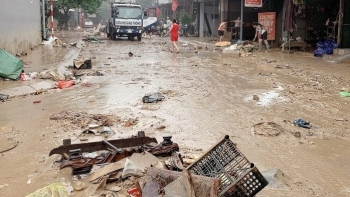 Bệnh da liễu sau mưa lũ: Chuyên gia cảnh báo sai lầm "chết người" khi tự điều trị