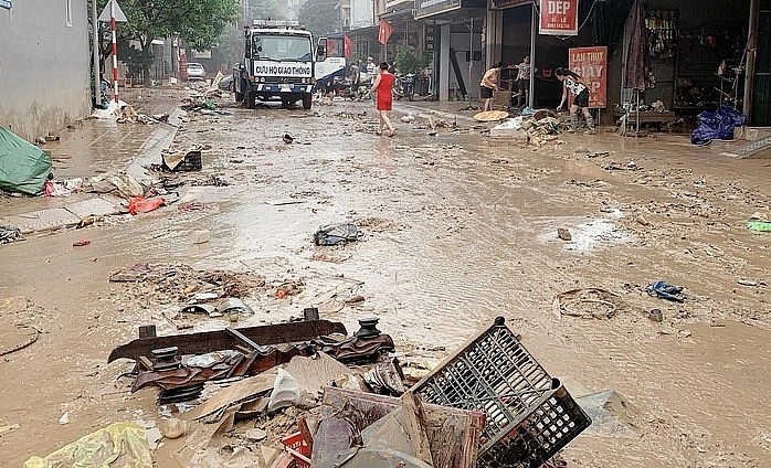 Sau mưa lũ, môi trường ẩm ướt cùng với nước thải sinh hoạt, bùn đất và rác hữu cơ đã tạo điều kiện lý tưởng cho vi khuẩn, nấm và ký sinh trùng phát triển mạnh. Sau mưa lũ, môi trường ẩm ướt cùng với nước thải sinh hoạt, bùn đất và rác hữu cơ đã tạo điều kiện lý tưởng cho vi khuẩn, nấm và ký sinh trùng phát triển mạnh.