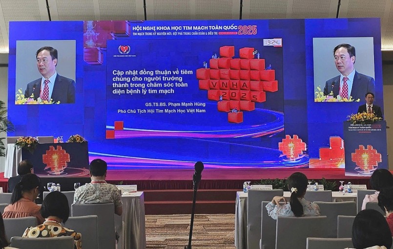 GS.TS Phạm Mạnh Hùng trình bày nội dung cập nhật đồng thuận về tiêm chủng cho người trưởng thành trong chăm sóc toàn diện bệnh lý tim mạch (Ảnh: Phương Thủy). GS.TS Phạm Mạnh Hùng trình bày nội dung cập nhật đồng thuận về tiêm chủng cho người trưởng thành trong chăm sóc toàn diện bệnh lý tim mạch (Ảnh: Phương Thủy).