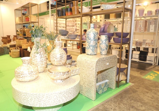 Các sản phẩm khảm trai mỹ nghệ của Việt Nam tại triển lãm. (Ảnh: Xuân Vịnh/TTXVN) Các sản phẩm khảm trai mỹ nghệ của Việt Nam tại triển lãm. (Ảnh: Xuân Vịnh/TTXVN)