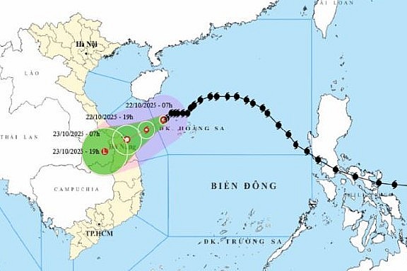 Theo Trung tâm Dự báo Khí tượng Thủy văn Quốc gia, hồi 7 giờ sáng 22/10, vị trí tâm bão ở trên vùng biển phía Tây Bắc Hoàng Sa, cách Đà Nẵng khoảng 280km về phía Đông Đông Bắc.Ảnh: Trung tâm Dự báo khí tượng thủy văn quốc gia Theo Trung tâm Dự báo Khí tượng Thủy văn Quốc gia, hồi 7 giờ sáng 22/10, vị trí tâm bão ở trên vùng biển phía Tây Bắc Hoàng Sa, cách Đà Nẵng khoảng 280km về phía Đông Đông Bắc.Ảnh: Trung tâm Dự báo khí tượng thủy văn quốc gia