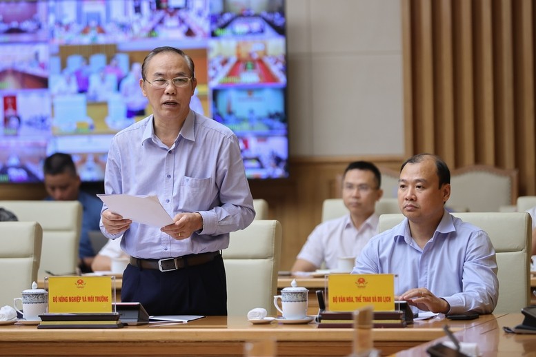 Thứ trưởng Bộ Nông nghiệp và Môi trường Phùng Đức Tiến báo cáo tại cuộc họp - Ảnh: VGP Thứ trưởng Bộ Nông nghiệp và Môi trường Phùng Đức Tiến báo cáo tại cuộc họp - Ảnh: VGP