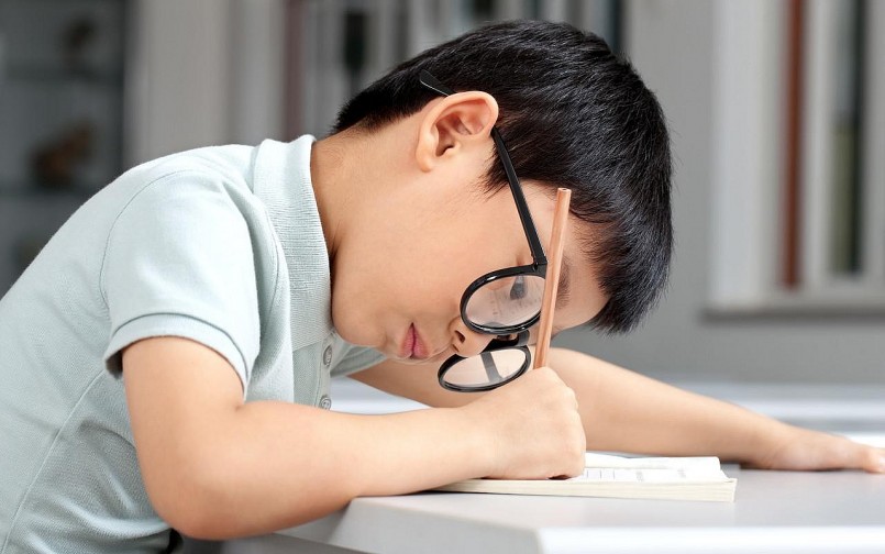 Nếu không được phát hiện và điều trị đúng cách, tật khúc xạ có thể dẫn đến nhược thị. Nếu không được phát hiện và điều trị đúng cách, tật khúc xạ có thể dẫn đến nhược thị.