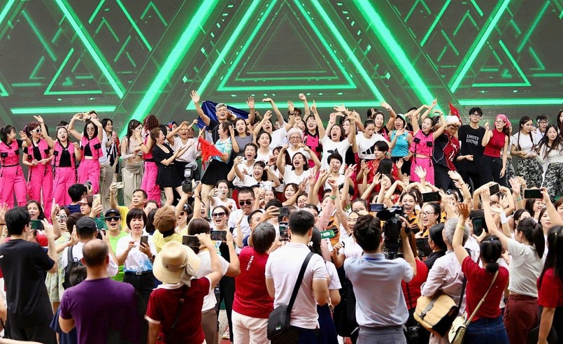 Các đội chơi hào hứng trước khi tham gia các phần thi.