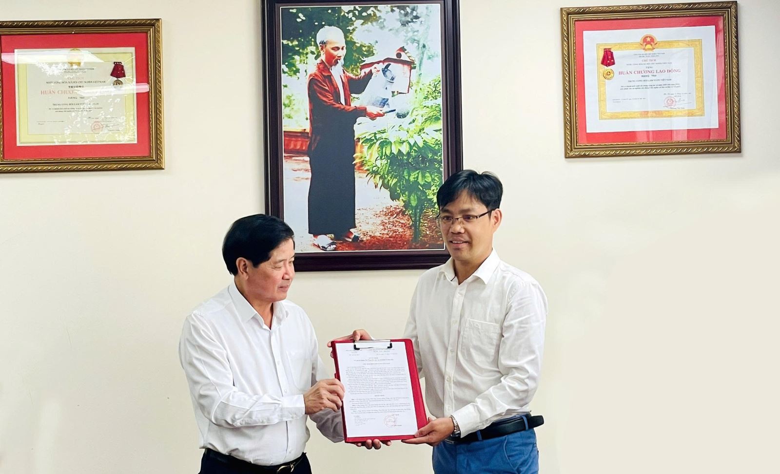 Chủ tịch Hội Làm vườn Việt Nam Lê Quốc Doanh trao quyết định bổ nhiệm cho ông Hoàng Đình Văn. Chủ tịch Hội Làm vườn Việt Nam Lê Quốc Doanh trao quyết định bổ nhiệm cho ông Hoàng Đình Văn.