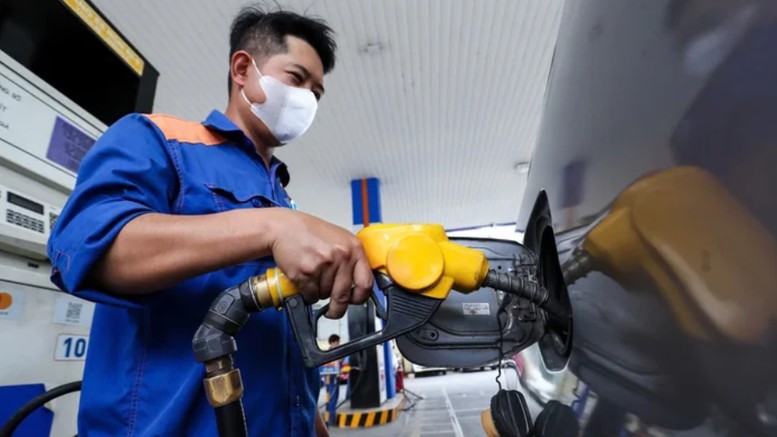 Giá xăng RON 95 về dưới 20.000 đồng/lít