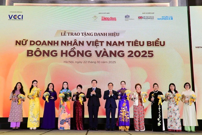 Phó Thủ tướng Chính phủ Mai Văn Chính và Chủ tịch VCCI Phạm Tấn Công cùng các nữ doanh nhân top 10 - Ảnh: VGP Phó Thủ tướng Chính phủ Mai Văn Chính và Chủ tịch VCCI Phạm Tấn Công cùng các nữ doanh nhân top 10 - Ảnh: VGP