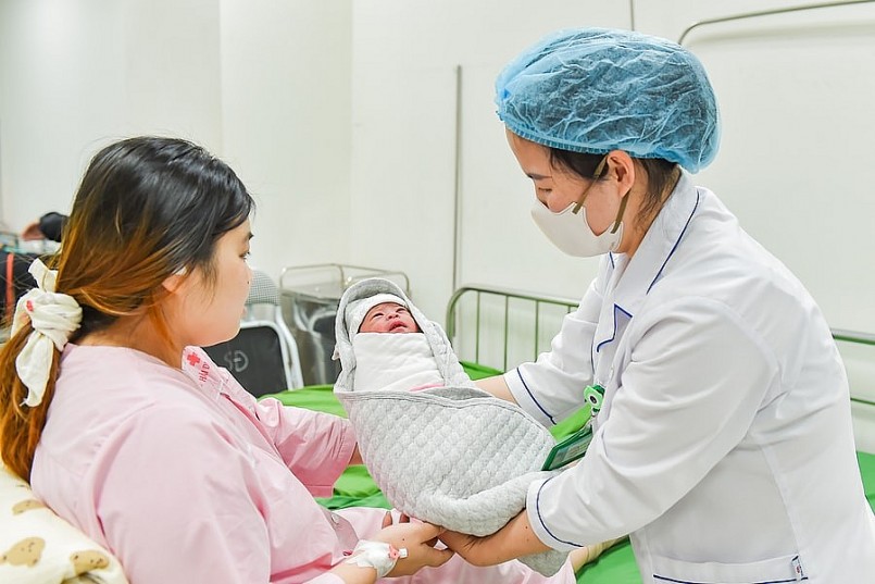 Đề xuất này được đưa ra trong bối cảnh cấp bách khi tỷ suất sinh của Việt Nam chỉ còn 1,91 con/phụ nữ, thấp hơn đáng kể so với mức sinh thay thế là 2,1. Đề xuất này được đưa ra trong bối cảnh cấp bách khi tỷ suất sinh của Việt Nam chỉ còn 1,91 con/phụ nữ, thấp hơn đáng kể so với mức sinh thay thế là 2,1.