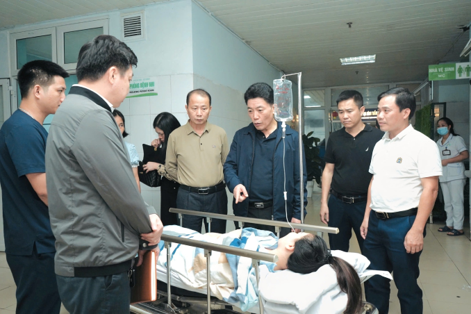 Các cán bộ ngành y tế tỉnh thăm hỏi sức khỏe nạn nhân. Ảnh: BV Sản Nhi Nghệ An. Các cán bộ ngành y tế tỉnh thăm hỏi sức khỏe nạn nhân. Ảnh: BV Sản Nhi Nghệ An.