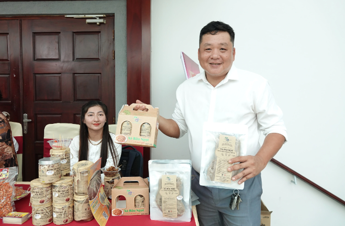 Ông Trương Ngọc Ẩn cùng những sản phẩm từ hành tím, củ cải trắng Vĩnh Châu đạt chuẩn OCOP 3 sao, 4 sao ẢNH: DUY TÂN Ông Trương Ngọc Ẩn cùng những sản phẩm từ hành tím, củ cải trắng Vĩnh Châu đạt chuẩn OCOP 3 sao, 4 sao ẢNH: DUY TÂN