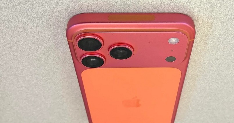 Trên các nền tảng mạng xã hội lớn như Reddit và TikTok, nhiều người dùng đã chia sẻ hình ảnh và video cho thấy chiếc iPhone 17 Pro màu cam vũ trụ của họ bị phai màu một cách rõ rệt. Trên các nền tảng mạng xã hội lớn như Reddit và TikTok, nhiều người dùng đã chia sẻ hình ảnh và video cho thấy chiếc iPhone 17 Pro màu cam vũ trụ của họ bị phai màu một cách rõ rệt.