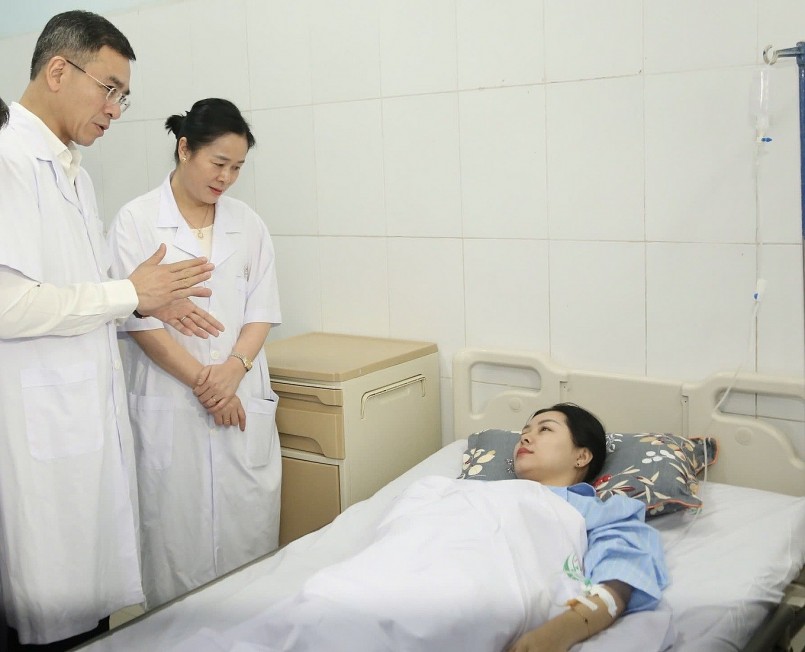 Đoàn công tác Bộ Y tế do TS.BS Hà Anh Đức, Cục trưởng Cục Quản lý Khám, chữa bệnh dẫn đầu đến thăm hỏi, động viên các điều dưỡng bị thương trong vụ tấn công. Đoàn công tác Bộ Y tế do TS.BS Hà Anh Đức, Cục trưởng Cục Quản lý Khám, chữa bệnh dẫn đầu đến thăm hỏi, động viên các điều dưỡng bị thương trong vụ tấn công.