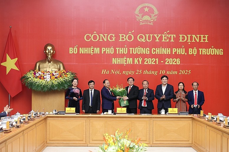 Lãnh đạo tỉnh Gia Lai chúc mừng Phó Thủ tướng Hồ Quốc Dũng - Ảnh: VGP/Nhật Bắc Lãnh đạo tỉnh Gia Lai chúc mừng Phó Thủ tướng Hồ Quốc Dũng - Ảnh: VGP/Nhật Bắc