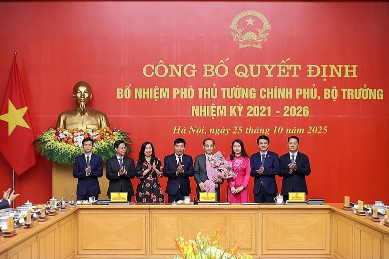 Lãnh đạo Bộ Ngoại giao chúc mừng Bộ trưởng Bộ Ngoại giao Lê Hoài Trung - Ảnh: VGP/Nhật Bắc Lãnh đạo Bộ Ngoại giao chúc mừng Bộ trưởng Bộ Ngoại giao Lê Hoài Trung - Ảnh: VGP/Nhật Bắc