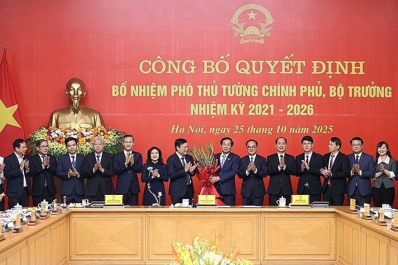 Lãnh đạo Bộ Nội vụ chúc mừng Bộ trưởng Bộ Nội vụ Đỗ Thanh Bình - Ảnh: VGP/Nhật Bắc Lãnh đạo Bộ Nội vụ chúc mừng Bộ trưởng Bộ Nội vụ Đỗ Thanh Bình - Ảnh: VGP/Nhật Bắc