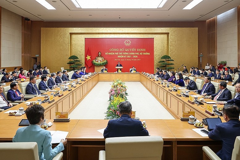 Thủ tướng tin tưởng và mong muốn rằng, các đồng chí tân Phó Thủ tướng, tân Bộ trưởng sẽ chung sức, đồng lòng cùng với tập thể Chính phủ đoàn kết, thống nhất, kế thừa, phát huy truyền thống và kinh nghiệm quý báu của Chính phủ... - Ảnh: VGP/Nhật Bắc Thủ tướng tin tưởng và mong muốn rằng, các đồng chí tân Phó Thủ tướng, tân Bộ trưởng sẽ chung sức, đồng lòng cùng với tập thể Chính phủ đoàn kết, thống nhất, kế thừa, phát huy truyền thống và kinh nghiệm quý báu của Chính phủ... - Ảnh: VGP/Nhật Bắc