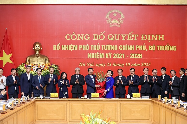 Lãnh đạo Bộ Nội vụ chúc mừng Phó Thủ tướng Phạm Thị Thanh Trà - Ảnh: VGP/Nhật Bắc Lãnh đạo Bộ Nội vụ chúc mừng Phó Thủ tướng Phạm Thị Thanh Trà - Ảnh: VGP/Nhật Bắc