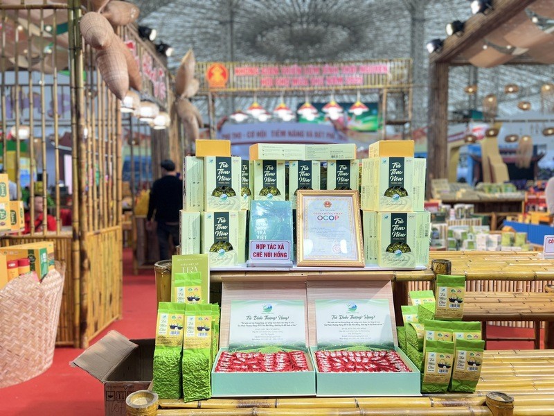 Các sản phẩm của Hợp tác xã chè Núi Hồng được giới thiệu tại hội chợ. Các sản phẩm của Hợp tác xã chè Núi Hồng được giới thiệu tại hội chợ.