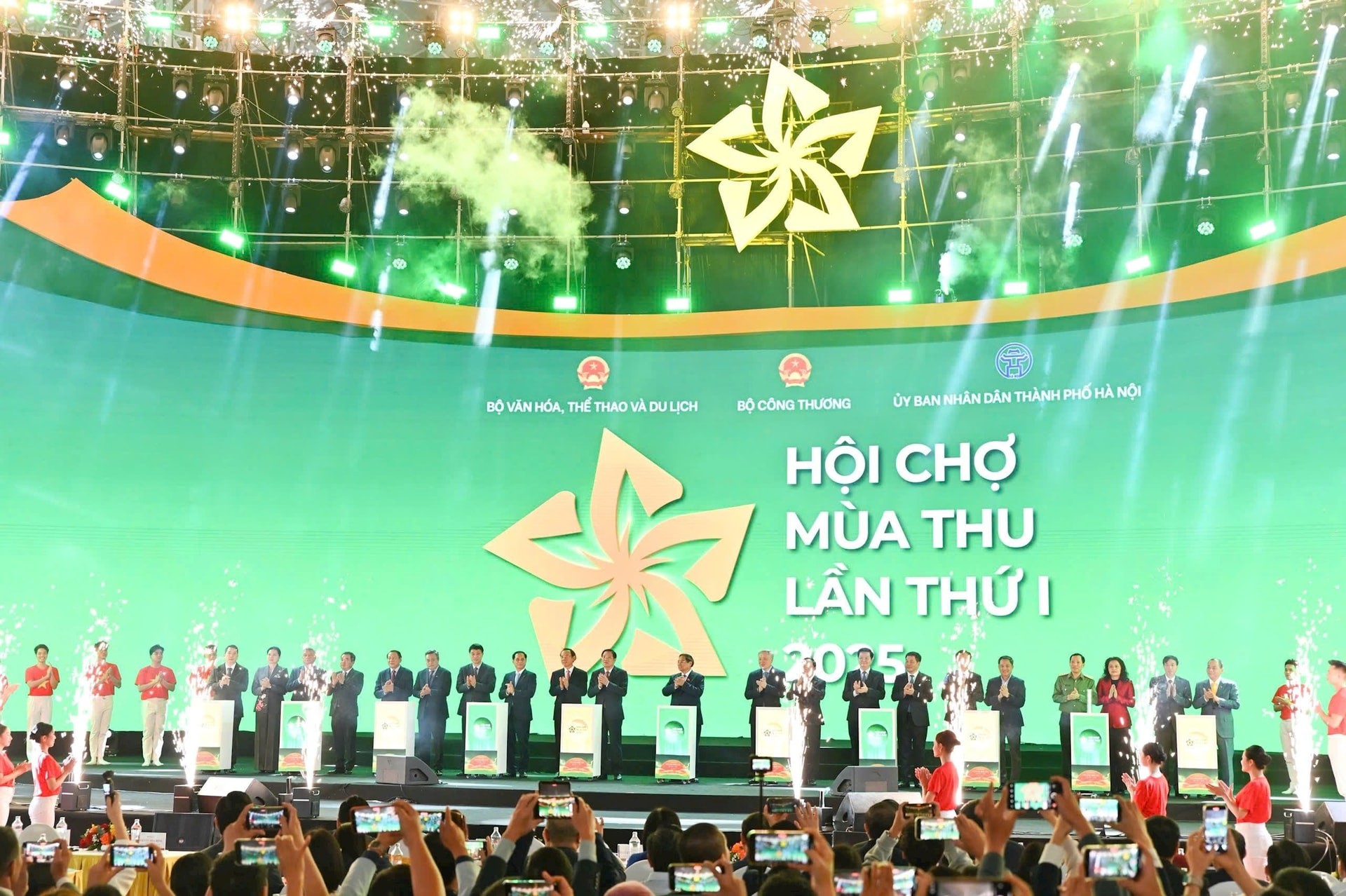 Các đại biểu thực hiện nghi thức khai mạc hội chợ. Ảnh: Viết Thành Các đại biểu thực hiện nghi thức khai mạc hội chợ. Ảnh: Viết Thành