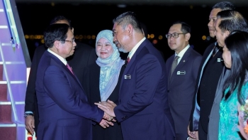 Thủ tướng tới Malaysia, bắt đầu chuyến công tác dự Hội nghị Cấp cao ASEAN 47