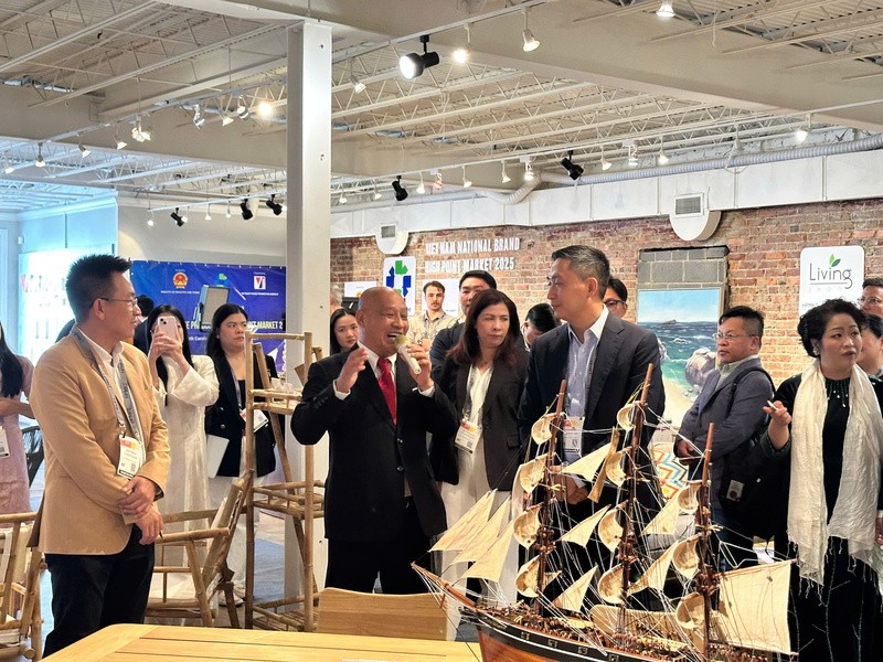 Các đại biểu tham quan từng gian hàng. Các đại biểu tham quan từng gian hàng.