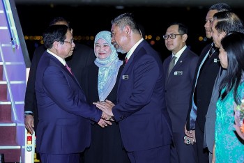 Thủ tướng tới Malaysia, bắt đầu chuyến công tác dự Hội nghị Cấp cao ASEAN 47