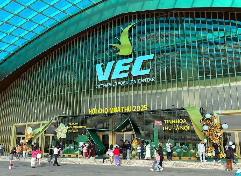 Nhiều người dân có mặt từ sớm trước giờ mở cửa tại Hội chợ Mùa Thu lần thứ nhất 2025 vì sợ tắc đường. Ảnh: Thúy Huyền Nhiều người dân có mặt từ sớm trước giờ mở cửa tại Hội chợ Mùa Thu lần thứ nhất 2025 vì sợ tắc đường. Ảnh: Thúy Huyền