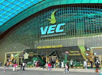 Hàng nghìn người đổ về Hội chợ Mùa Thu 2025 ngày đầu mở cửa