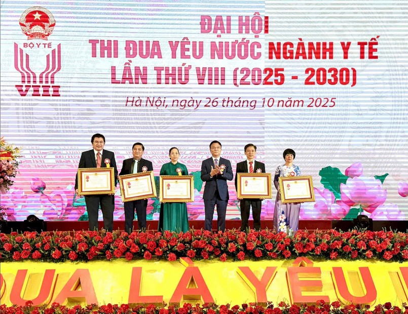 Phó Thủ tướng Chính phủ Lê Thành Long đã trao tặng Huân chương Lao động cho các tập thể, cá nhân có thành tích đặc biệt xuất sắc trong công tác, góp phần vào sự nghiệp xây dựng và bảo vệ Tổ quốc. Ảnh: Hải Yến Phó Thủ tướng Chính phủ Lê Thành Long đã trao tặng Huân chương Lao động cho các tập thể, cá nhân có thành tích đặc biệt xuất sắc trong công tác, góp phần vào sự nghiệp xây dựng và bảo vệ Tổ quốc. Ảnh: Hải Yến