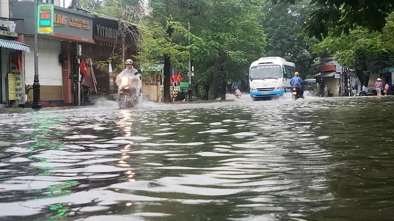 Nhiều tuyến đường trung tâm TP Huế bị ngập. Ảnh: N.DO Nhiều tuyến đường trung tâm TP Huế bị ngập. Ảnh: N.DO
