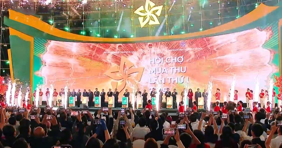 Lãnh đạo Đảng, Nhà nước và các vị đại biểu thực hiện nghi thức khai mạc Hội chợ Lãnh đạo Đảng, Nhà nước và các vị đại biểu thực hiện nghi thức khai mạc Hội chợ