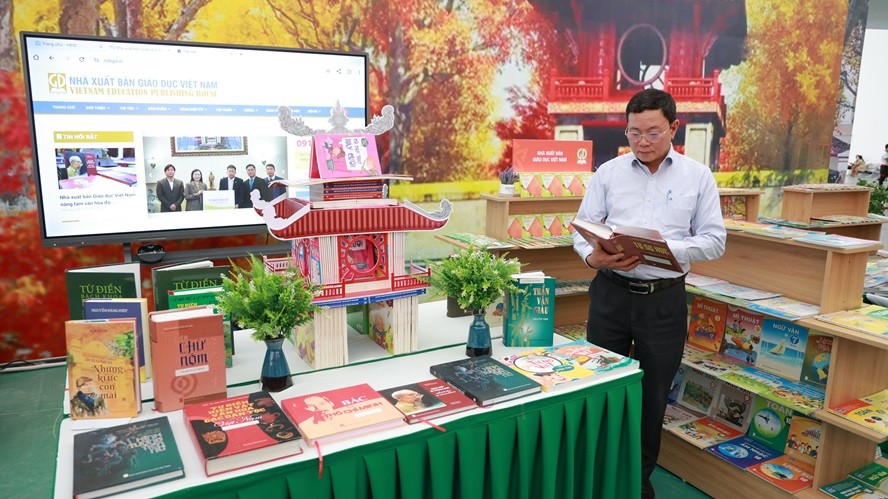 Ông Ngô Văn Hoan - Phó Tổng Giám đốc NXBGDVN tại gian hàng Ông Ngô Văn Hoan - Phó Tổng Giám đốc NXBGDVN tại gian hàng